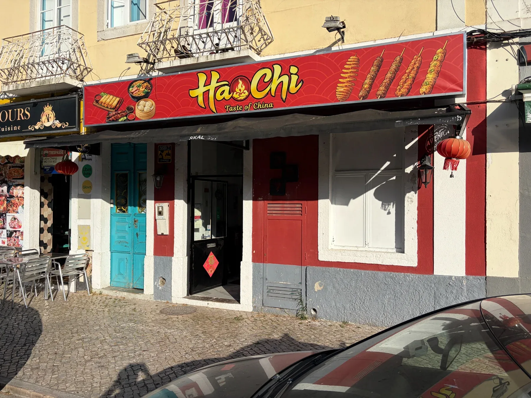 Restaurant storefront on Avenida Luísa Todi